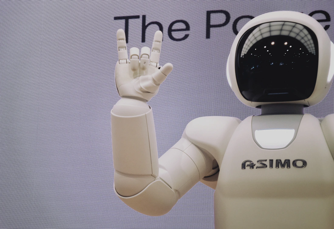Robotska glava u fazi sklapanja pod radioničkim svjetlom